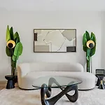 Spacious 6Th-Floor Gem: Modernity Meets Comfort