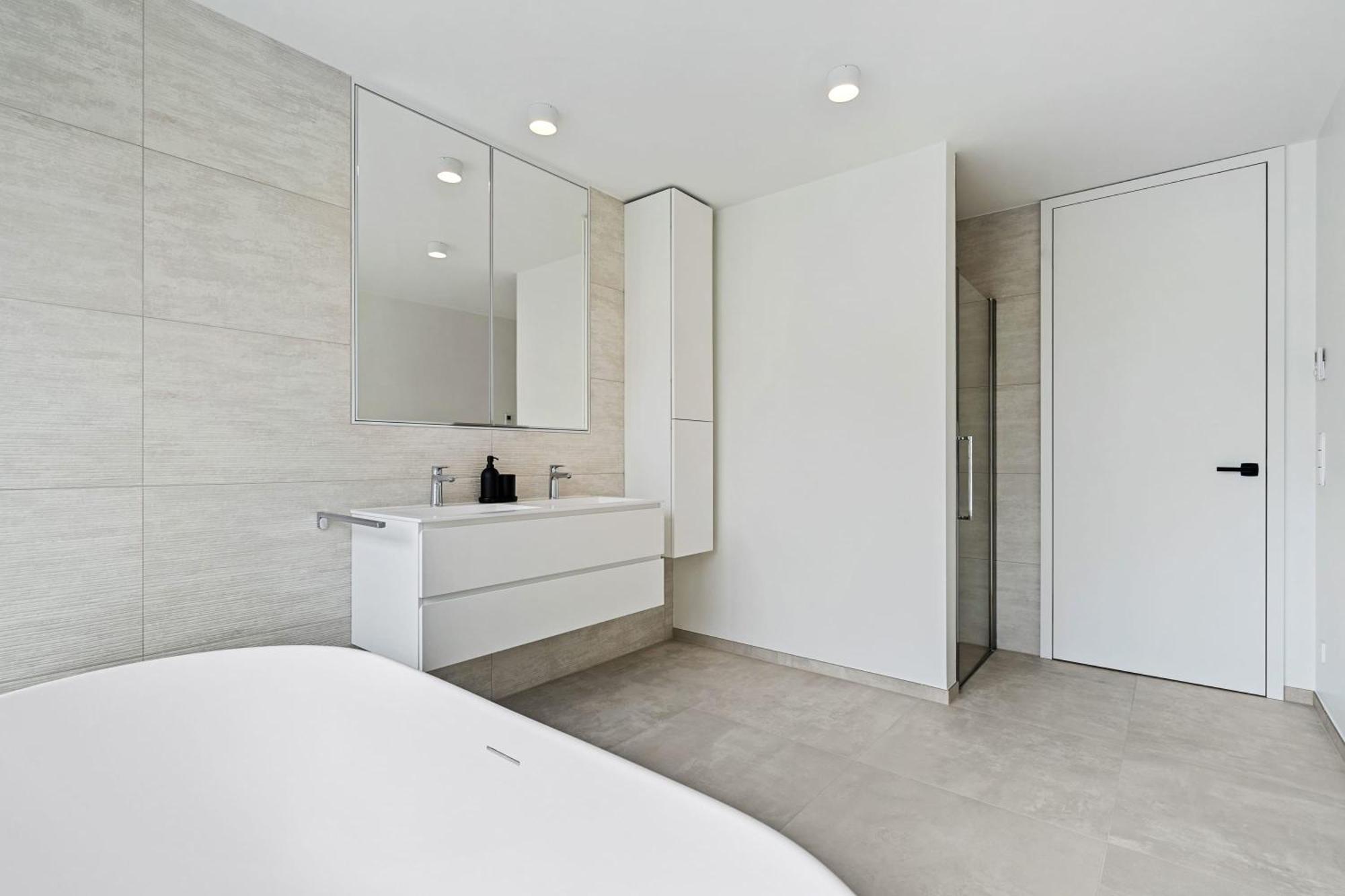 Spacious 6th-floor Gem: Modernity Meets Comfort *